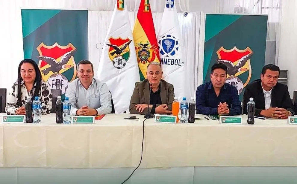 Fernando Costa (centro) y los otros miembros del Comité Ejecutivo durante las reuniones en Cochabamba. Foto: FBF
