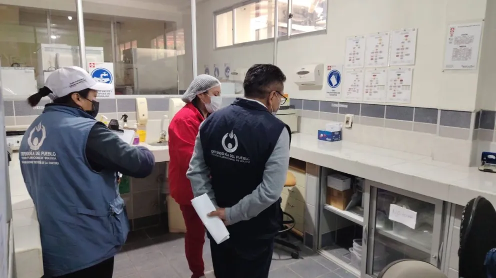 Funcionarios de la Defensoría del Pueblo en el Banco de Sangre alteño. FOTO: Defensoría del Pueblo