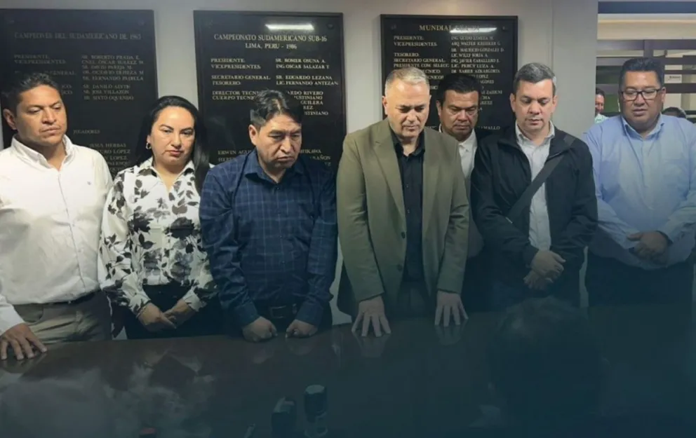 Fernando Costa y sus colaboradores en el momento de inscribir su fórmula. Manuel Grass es el primero de la izquierda. Foto: FBF