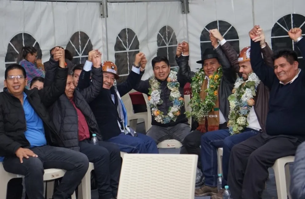 El presidente Luis Arce, el vicpresidente David Choquehuanca y otras autoridades del oficialismo acompañaron a Eduardo Del Castillo para inscribir su candidatura ante el TSE. Foto: APG