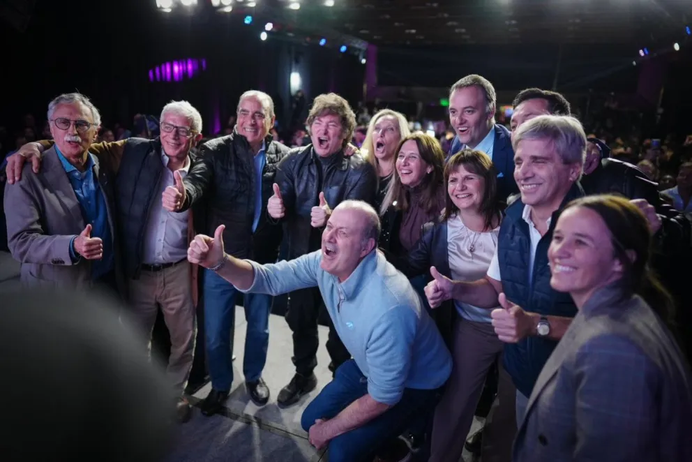 Milei y el equipo que ganó las legislativas. Foto: @madorni