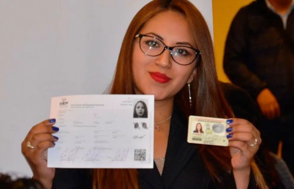 Electora luego de rehabilitarse para votar en los comicios de agosto. Foto: ABI / OEP