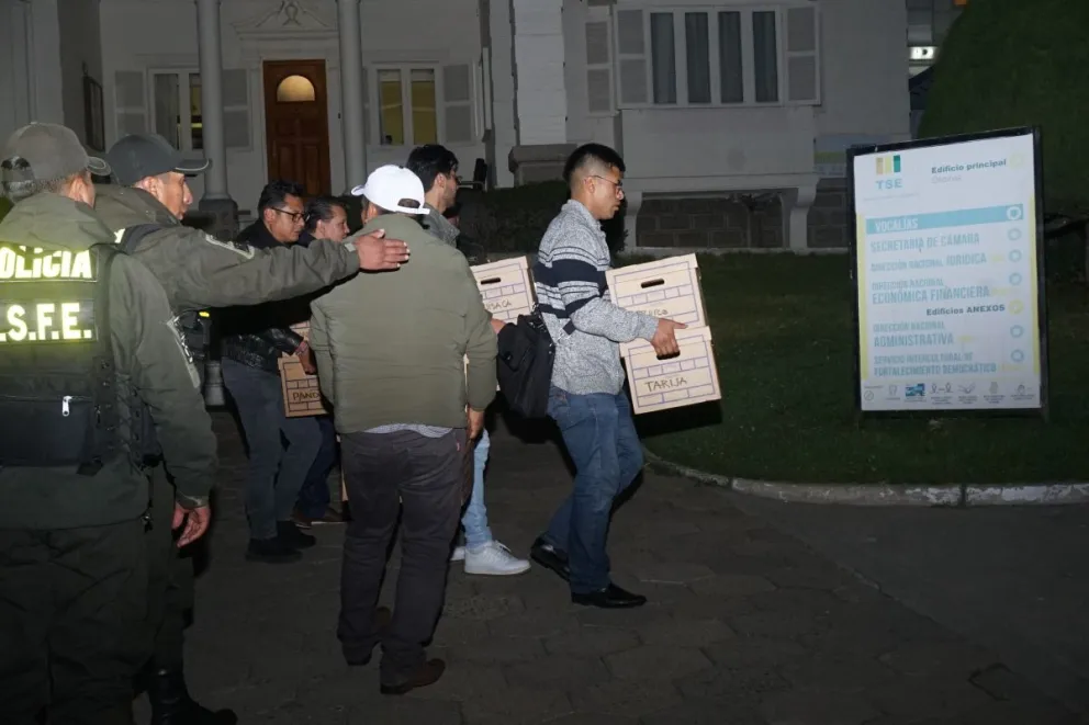 La inscripción de candidatura, anoche en el TSE. Foto: APG