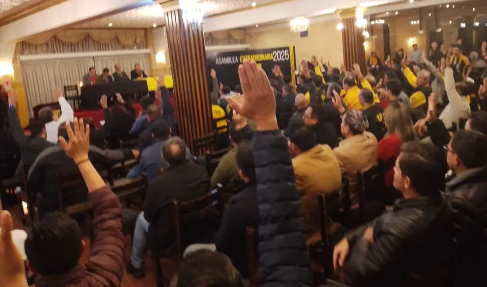 El momento de aprobación por unanimidad del nuevo estatuto del club. Foto: El Derribador.
