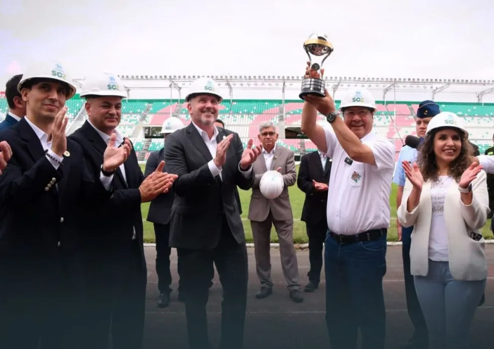 El presidente Luis Arce, muestra la replica del trofeo de la Copa Sudamericana que le entregó Alejandro Domínguez. Foto: FBF
