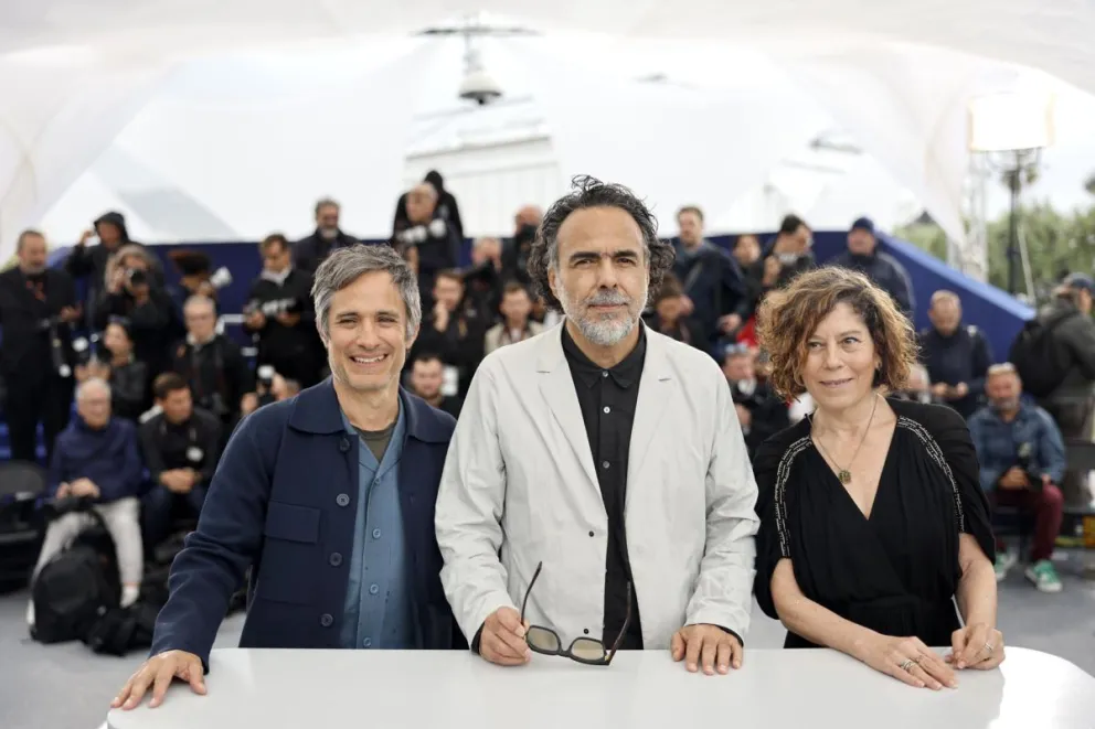 El actor Gael García Bernal, el director Alejandro González Iñarritu y Martha Sosa en Cannes 2025. Foto: EFE