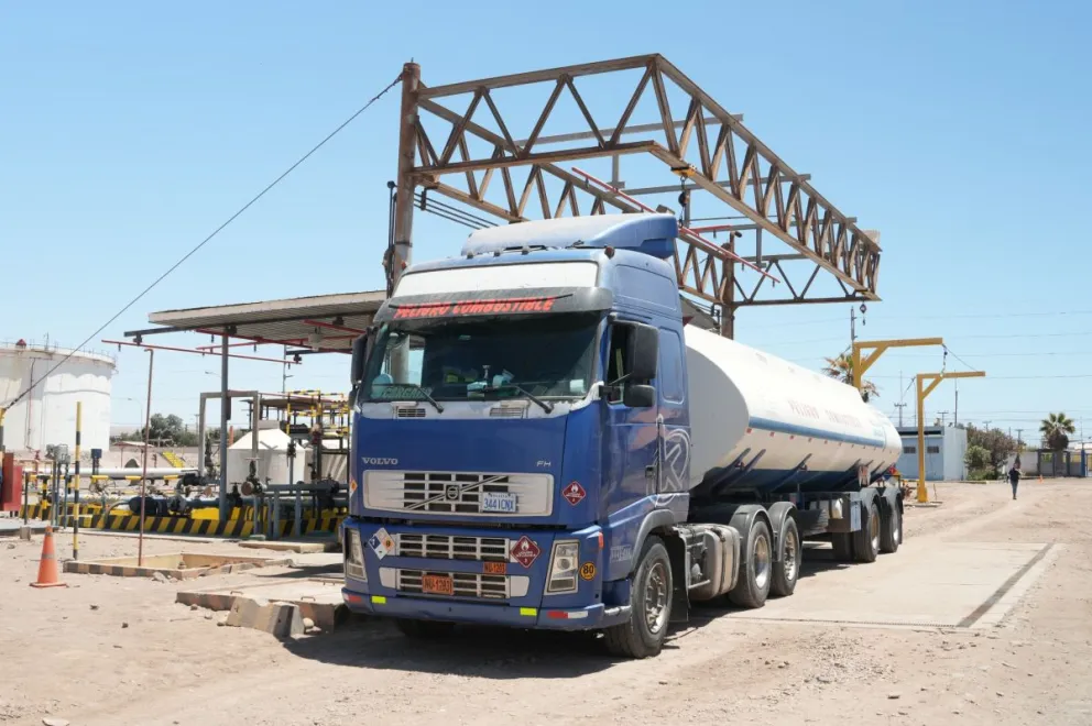 Un camión cisterna que traslada combustible. Foto: YPFB