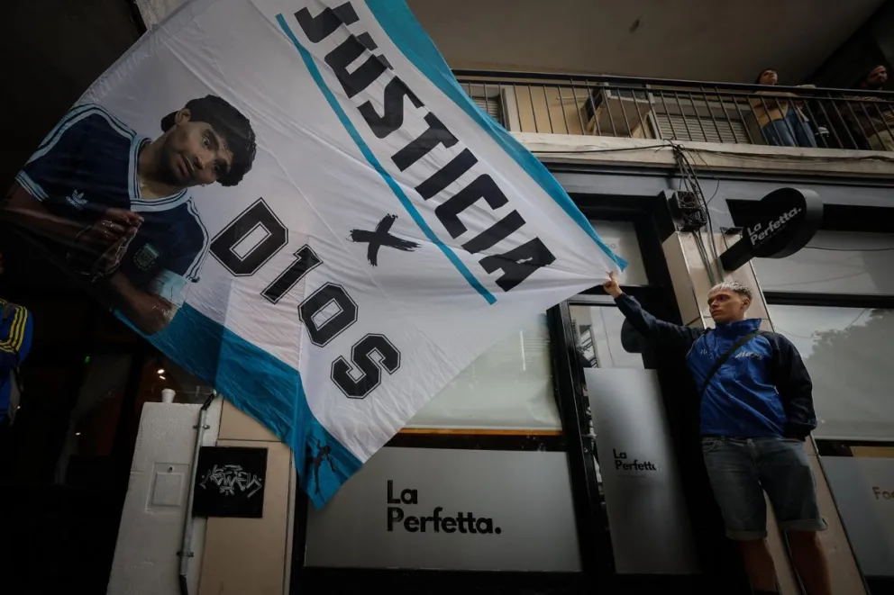 Un simpatizante de Diego Armando Maradona con una bandera. Foto: EFE.