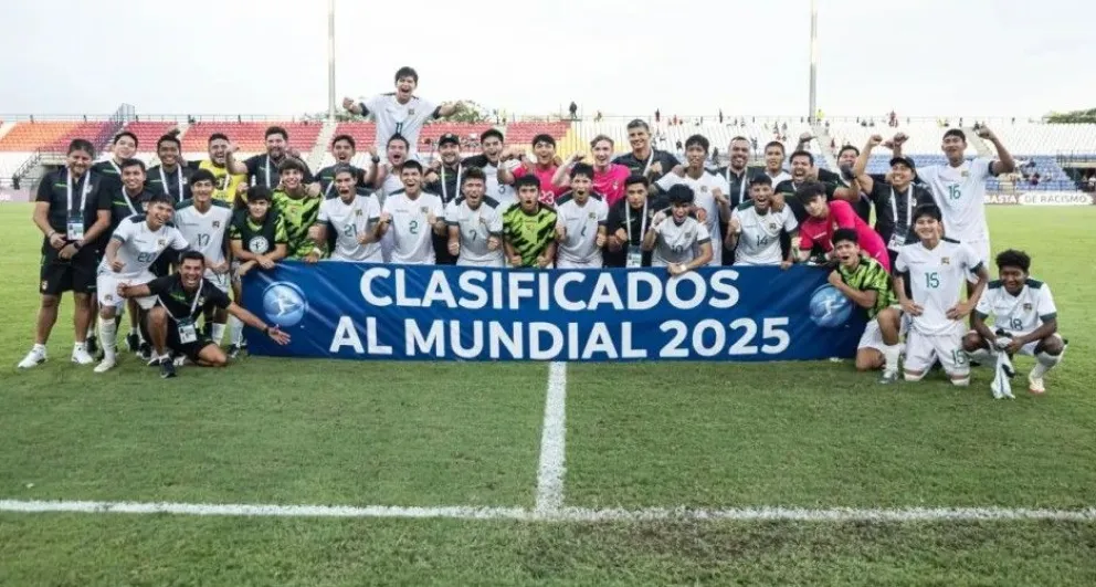 Jugadores y miembros del cuerpo técnico de la Selección nacional Sub-17 celebran la clasificación al Mundial. Foto: FBF