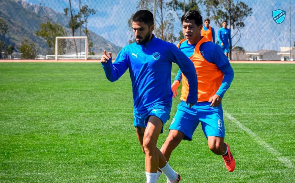 Melgar (delante) durante una práctica celeste con Ervin Vaca. Foto: Club Bolívar.