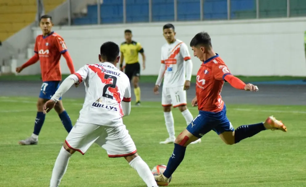 Cáceres (der.), de Wilstermann, patea la pelota durante el partido. Foto: APG.