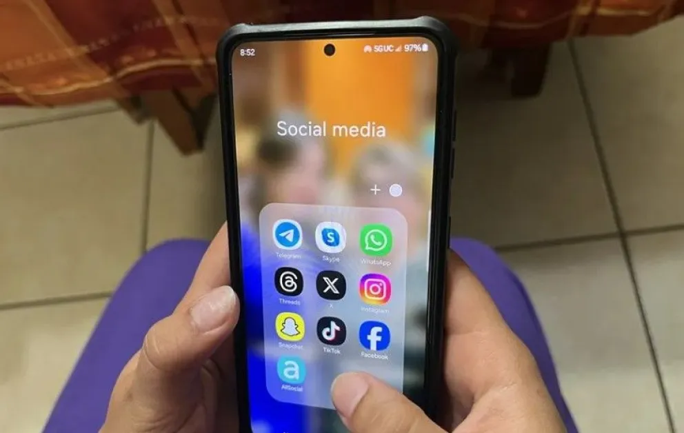 Una persona revisa sus redes sociales. Foto: EFE