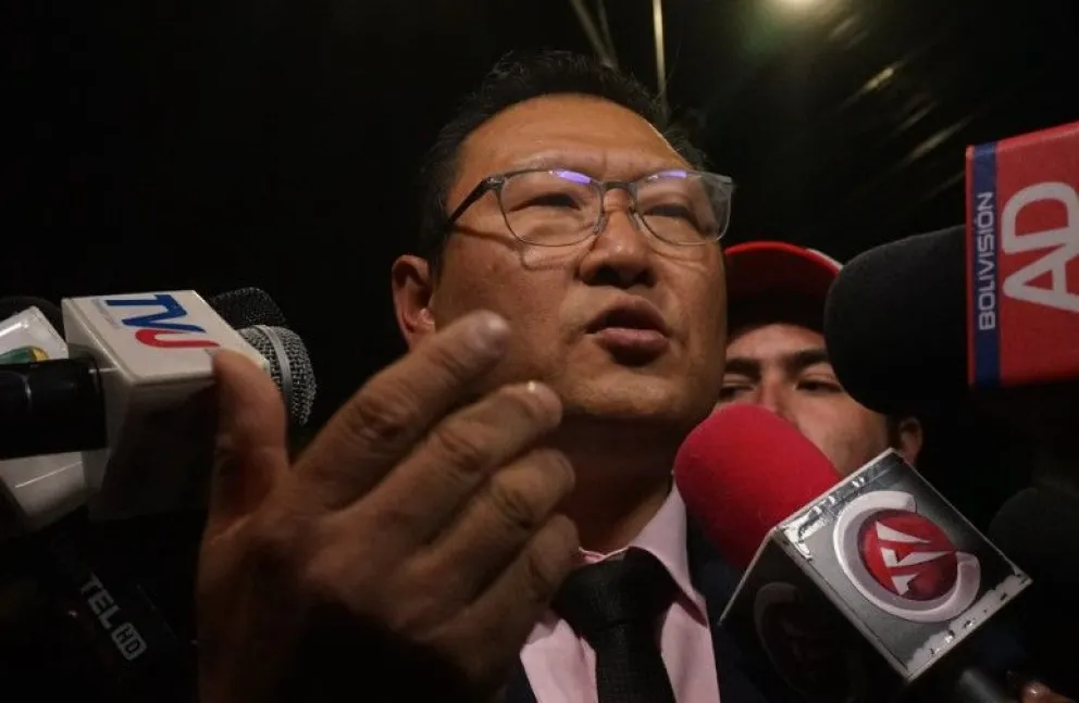 El médico coreano-boliviano Chi Hyun Chung habla con los medios. Foto: APG