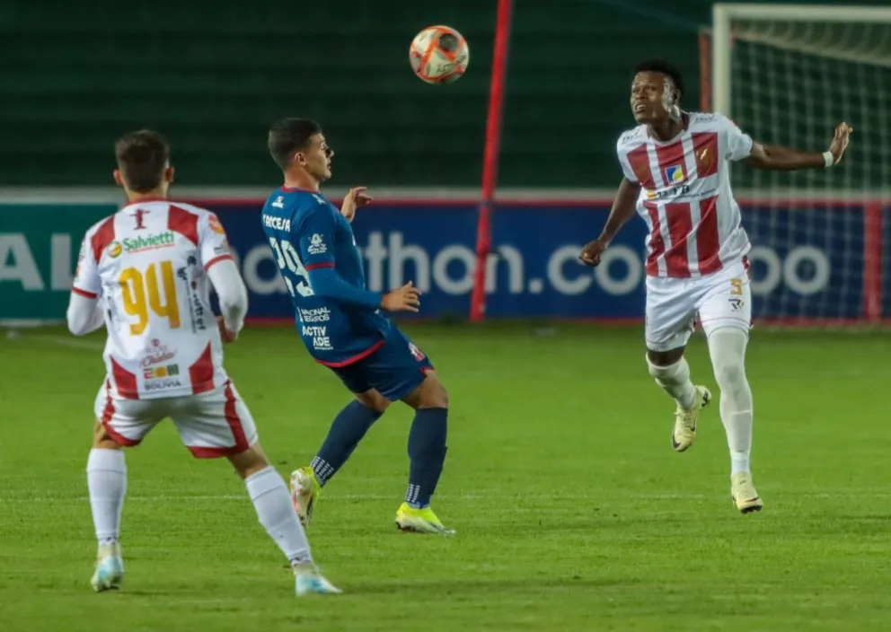 Incidencia del partido entre Independiente y Guabirá en el estadio Patria de Sucre. Foto: Agencia Marka Registrada