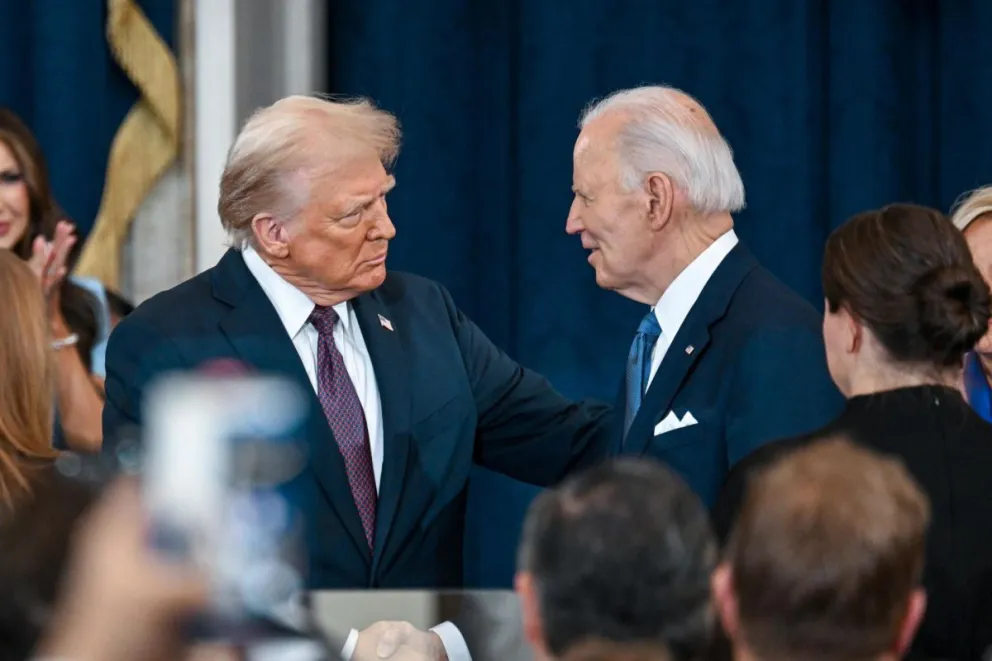 El mandatario de Estados Unidos, Donald Trump, junto al expresidente Joe Biden. Foto: EFE
