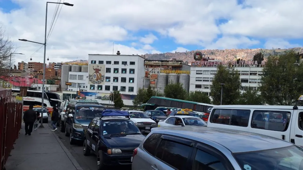 Filas desde la avenida Montes y que se extienden por la avenida Perú. Foto. M. Belmonte