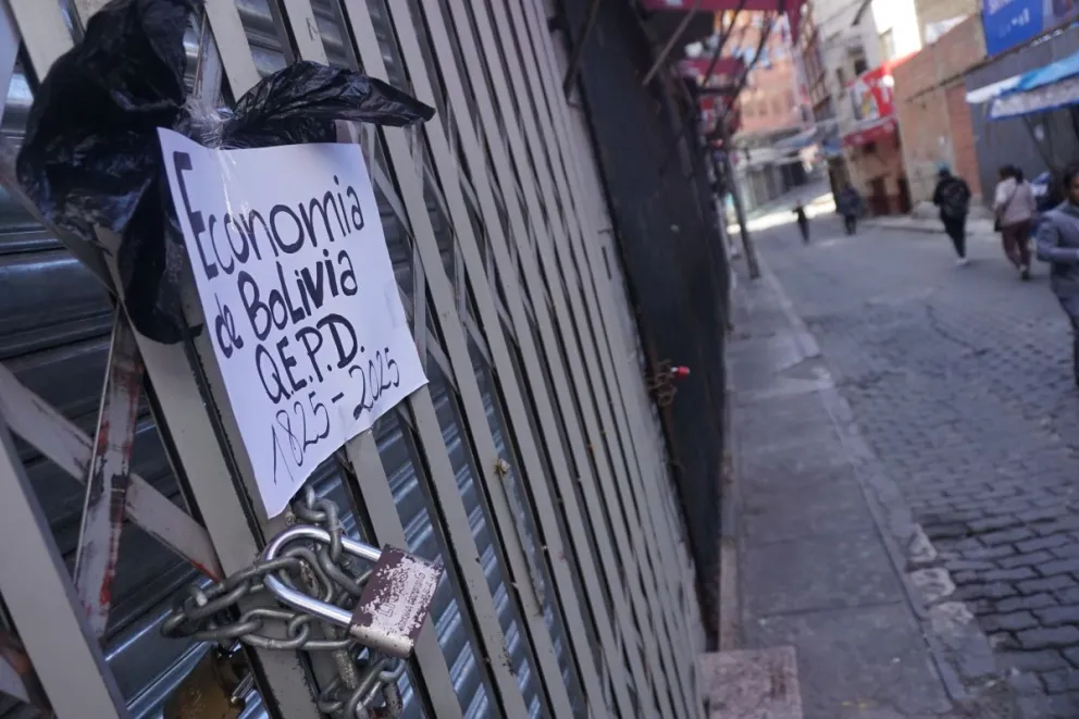 Los mensajes de este miércoles en los puestos de venta de la calle Calatayud. Fotos: APG