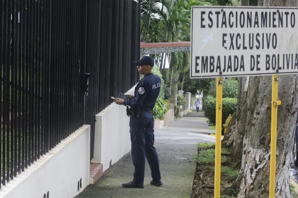 Un integrante de la Policía custodia la Embajada de Bolivia este miércoles, en Ciudad de Panamá (Panamá). Foto: EFE