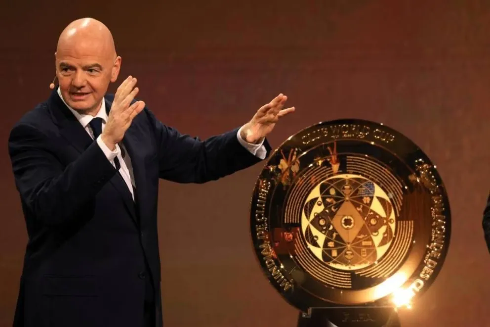 Giani Infantino, presidente de la FIFA, junto al trofeo del Mundial de Clubes 2025. Foto: EFE
