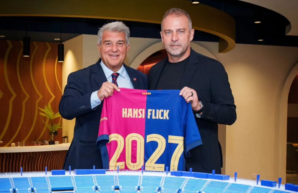 Joan Laporta (izq.), presidente del Barcelona, junto al técnico Hansi Flick. Foto: FC Barcelona