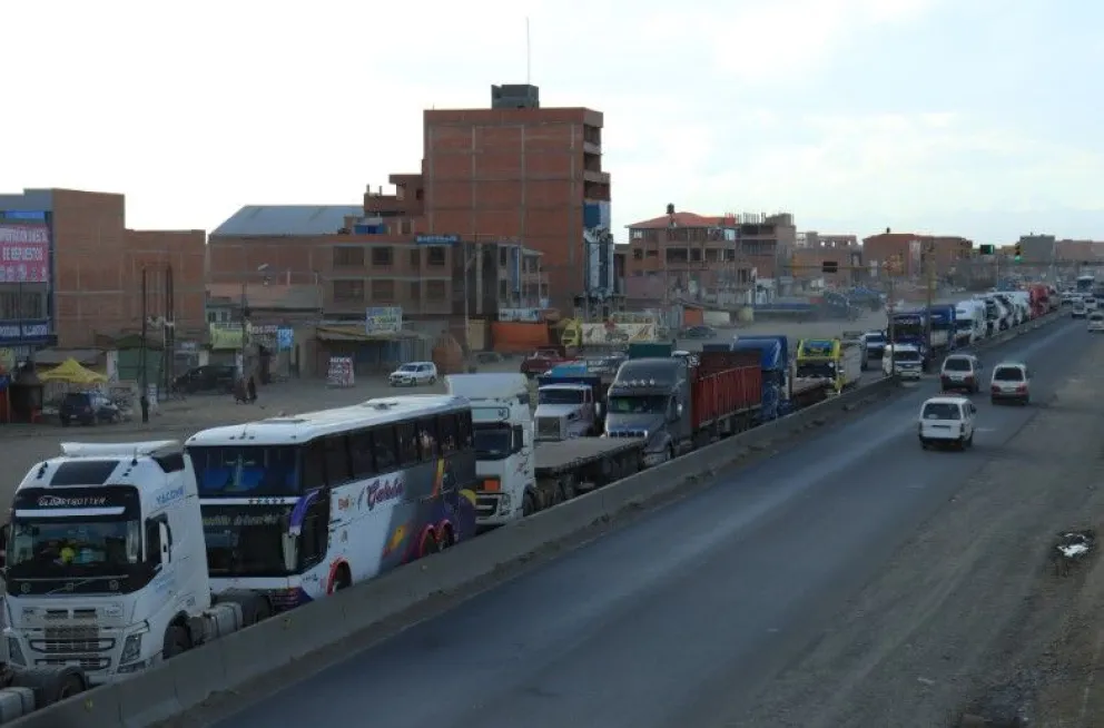 Este miércoles, filas de camiones de alto tonelaje se extienden a lo largo de la carretera La Paz–Oruro, en la zona Ventilla de El Alto.  Foto: APG