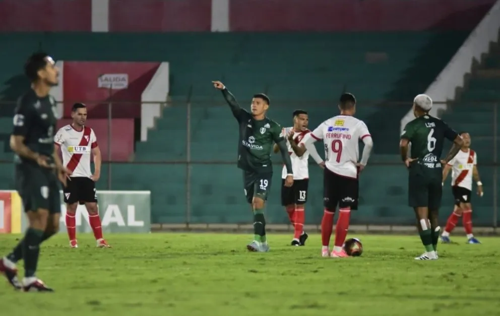 Denis Pinto (centro) festeja el primer gol de Tomayapo frente a Always Ready en el estadio IV Centenario. Foto: APG