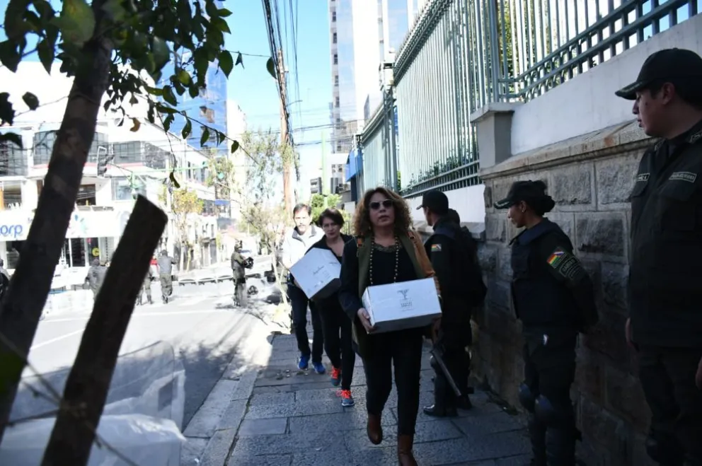 Delegados de un frente político llegan al TSE para registrar a sus candidatos. Foto: APG (archivo)