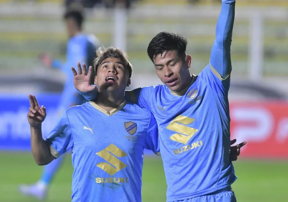 Ervin Vaca (der.) celebra su gol junto a Velásquez. Foto: APG.