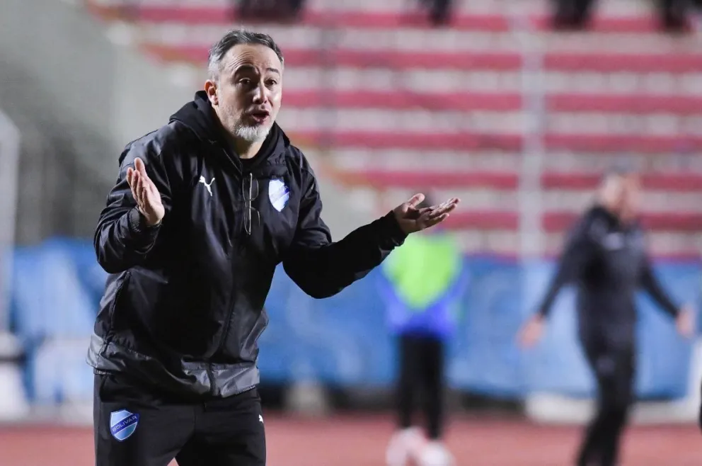 Robatto da instrucciones durante el partido con Blooming. Foto: APG.