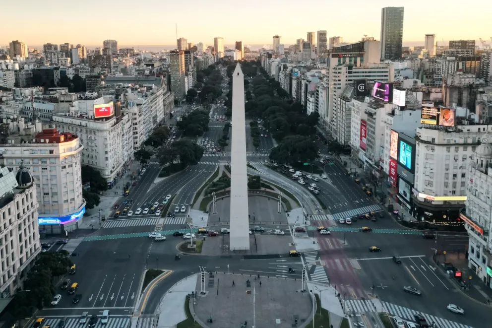La avenida 9 de julio y el Obelisco en Buenos Aires. Foto: EFE