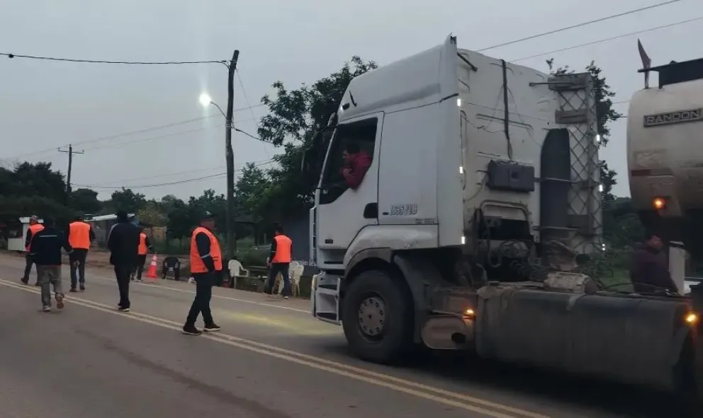 Un camión cisterna en la zona de Río Seco, en Santa Cruz, la madrugada de este jueves. Foto: Captura de video