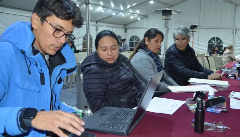 Personal del TSE trabaja en el registro de candidaturas. Foto: OEP 