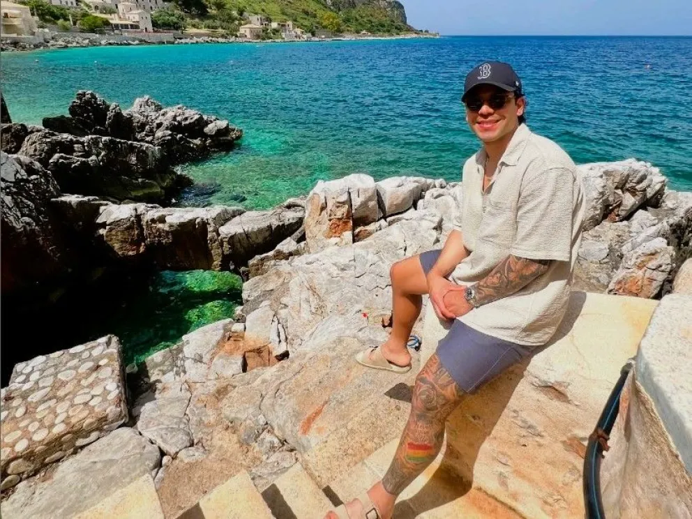 Carmelo Algarañaz goza en el momento de una corta vacación en Europa. Foto: CA