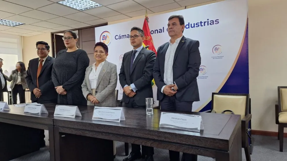 Los industriales piden soluciones a la falta de dólares en el país. Foto: Marco Belmonte