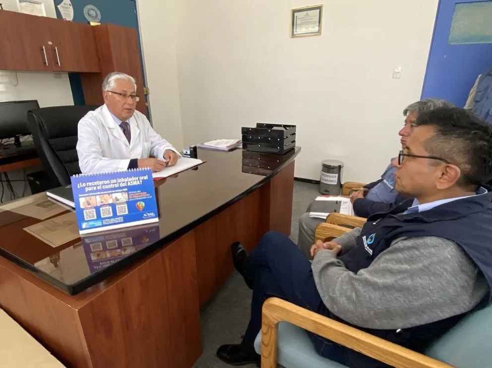 El exdirector del Hospital del Niño, Wilfredo Pastén, en reunión con personal de la Defensoría del Pueblo. Foto: Defensoría del Pueblo.