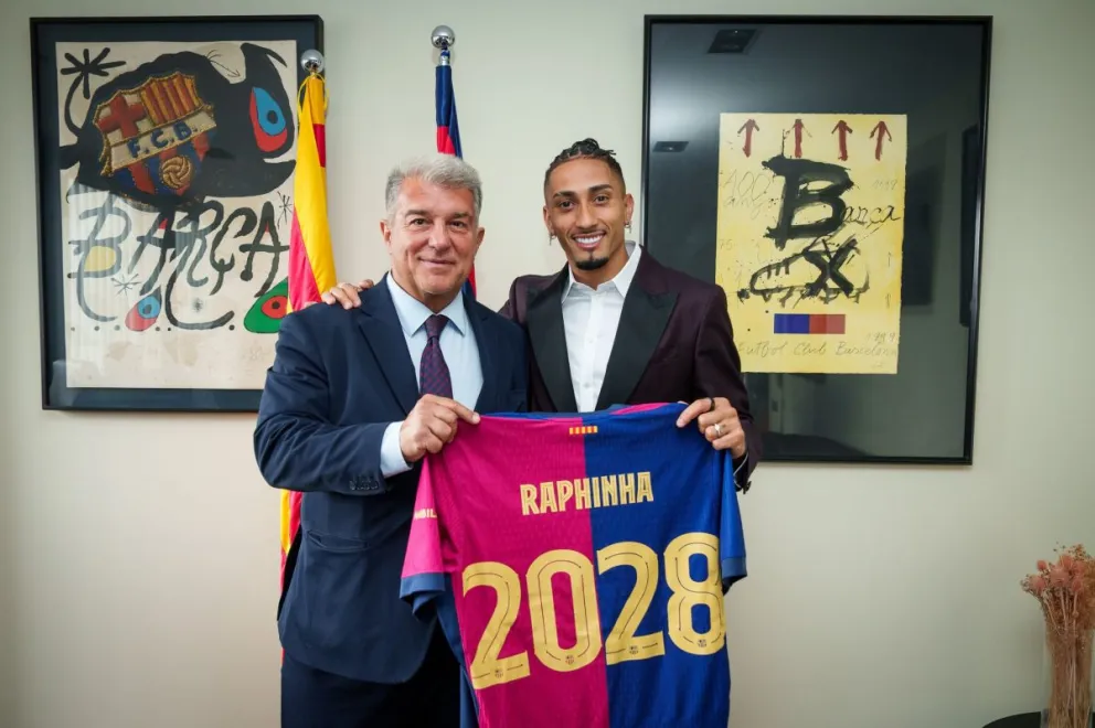 Joan Laporta (izq.), presidente del Barcelona, con el brasileño Raphinha. Foto: FC Barcelona.
