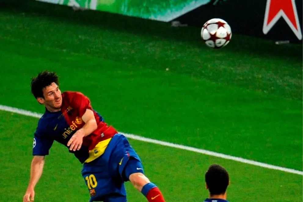 Messi anota de cabeza el 2-0 sobre el United en la final de la Champions 2009. Foto: EFE.