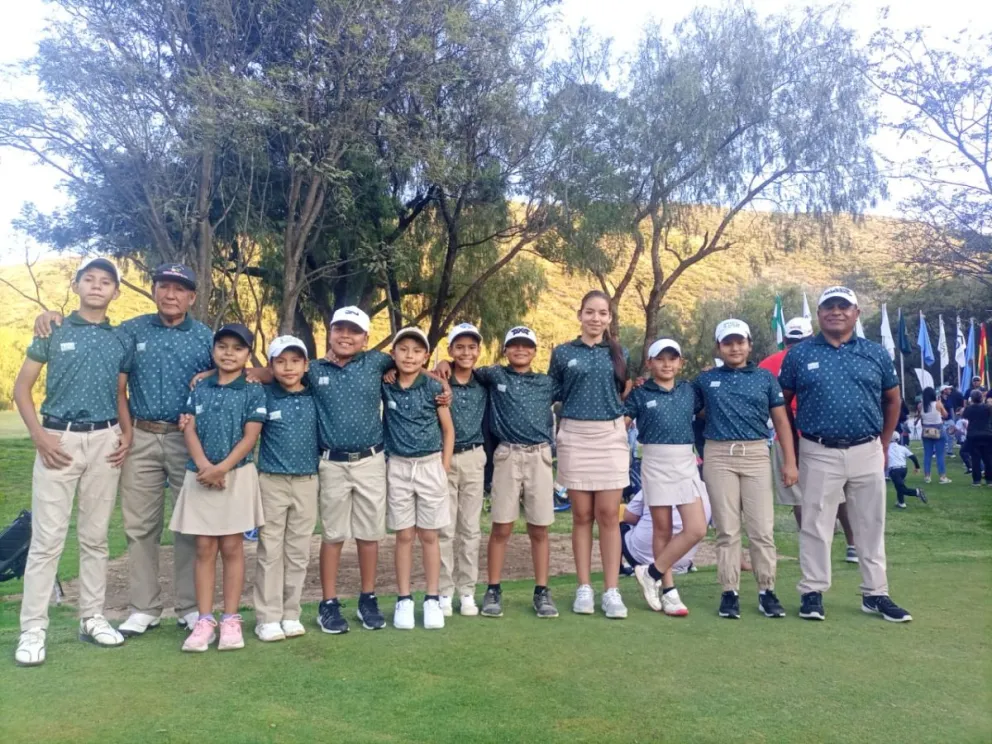 Un grupo de jóvenes golfistas en un torneo anterior. Foto: Federación Boliviana de Golf.