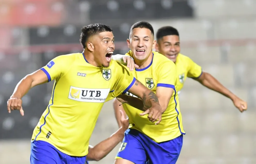 Jugadores de ABB celebra el gol del triunfo en El Alto.  Foto: Agencia Marka Registrada.