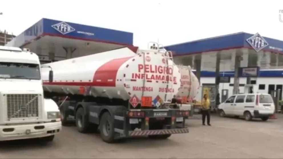 Filas para conseguir combustible en El Alto. FOTO: Red Uno