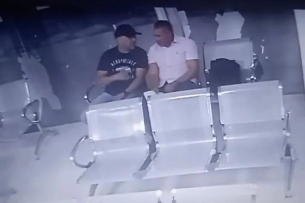 Fragmento de la grabación en la que se ve al criminal y al guardaespaldas. FOTO: Fiscalía de Estado