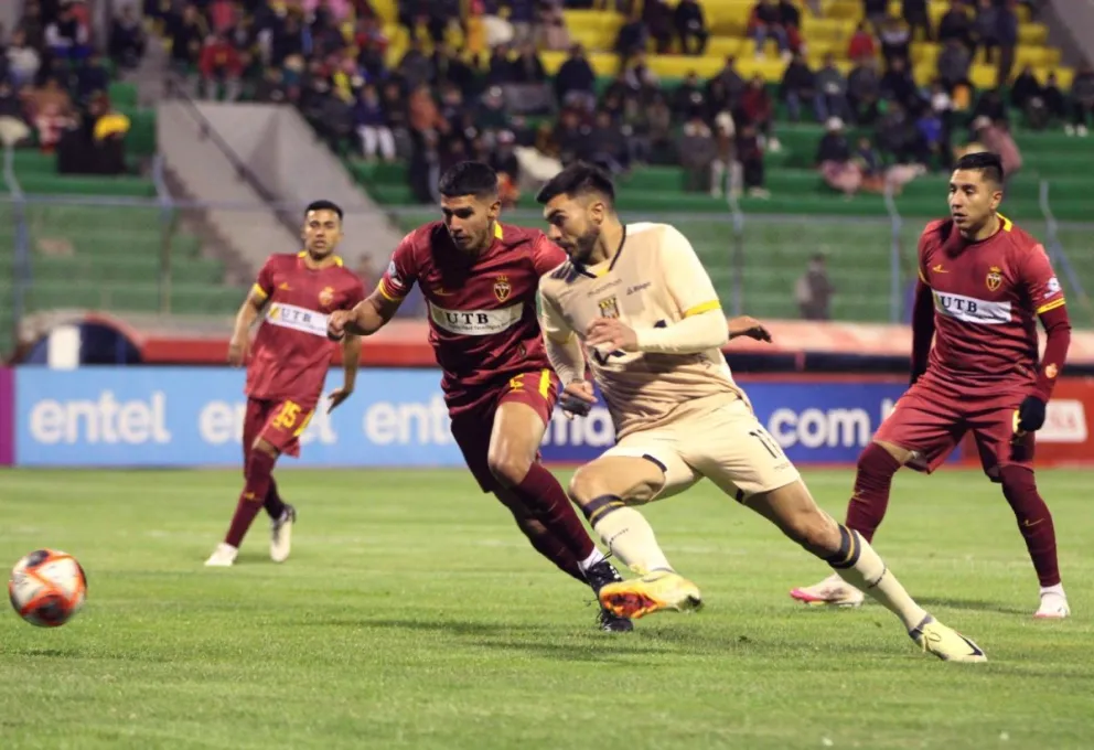 Enrique Triverio, delantero de The Strongest, intenta superar la marca de un defensor de Real Oruro. Foto: APG