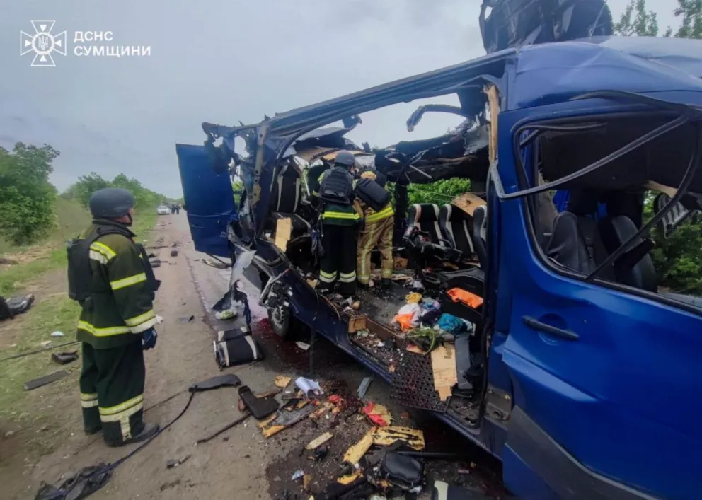 Equipos de rescate trabajan en un autobús alcanzado por un bombardeo ruso el 17 de mayo. Foto: EFE / SERVICIO ESTATAL DE EMERGENCIAS DE UCRANIA