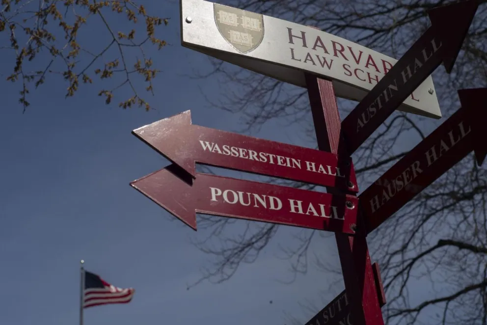 Un poste con señales que apuntan a varios edificios de la Facultad de Derecho de la Universidad de Harvard, en Allston. Foto: EFE
