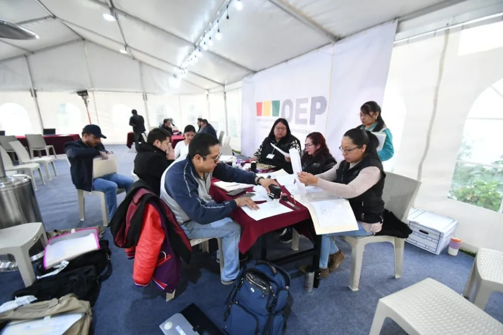 Funcionarios del TSE trabajan en el registro de candidaturas hace una semana. Foto: APG