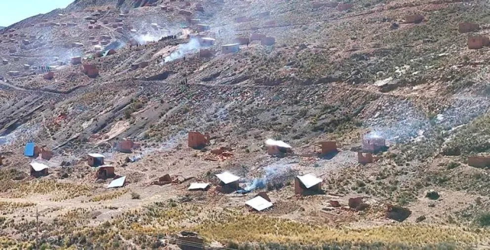 La Policía tuvo que usar gases para frenar los enfrentamientos. Foto: El Potosí 