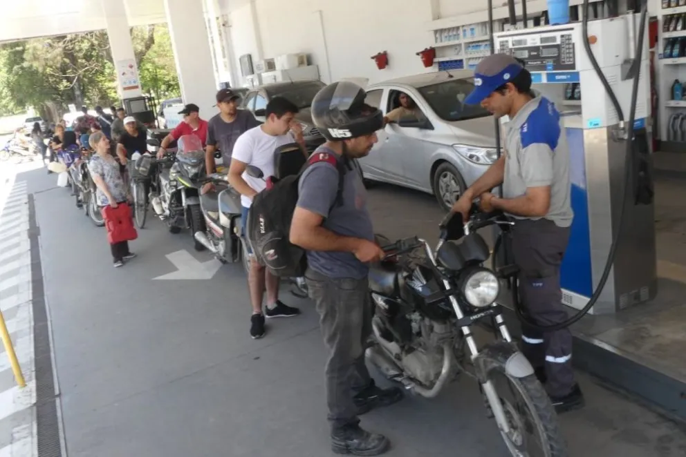 Largas filas en una gasolinera de Trinidad. Foto: La Palabra del Beni