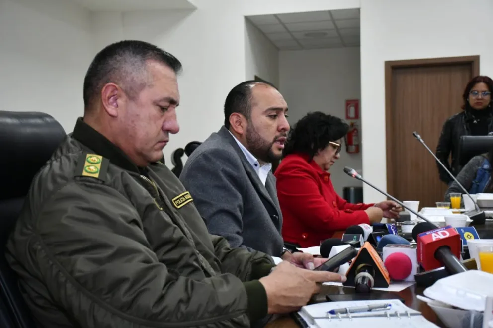 El ministro de Gobierno, Roberto Ríos, en un contacto con la prensa, este viernes. Foto: APG 