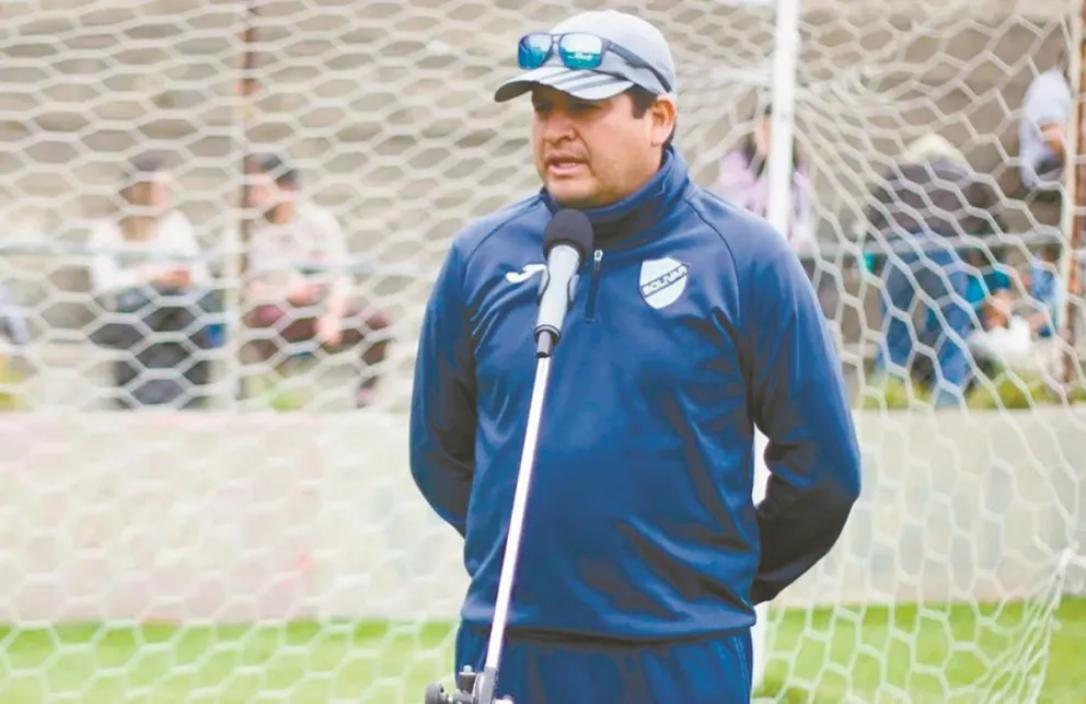 Villegas, en su faceta como DT de las divisiones menores de la Academia.  Foto: Club Bolívar.