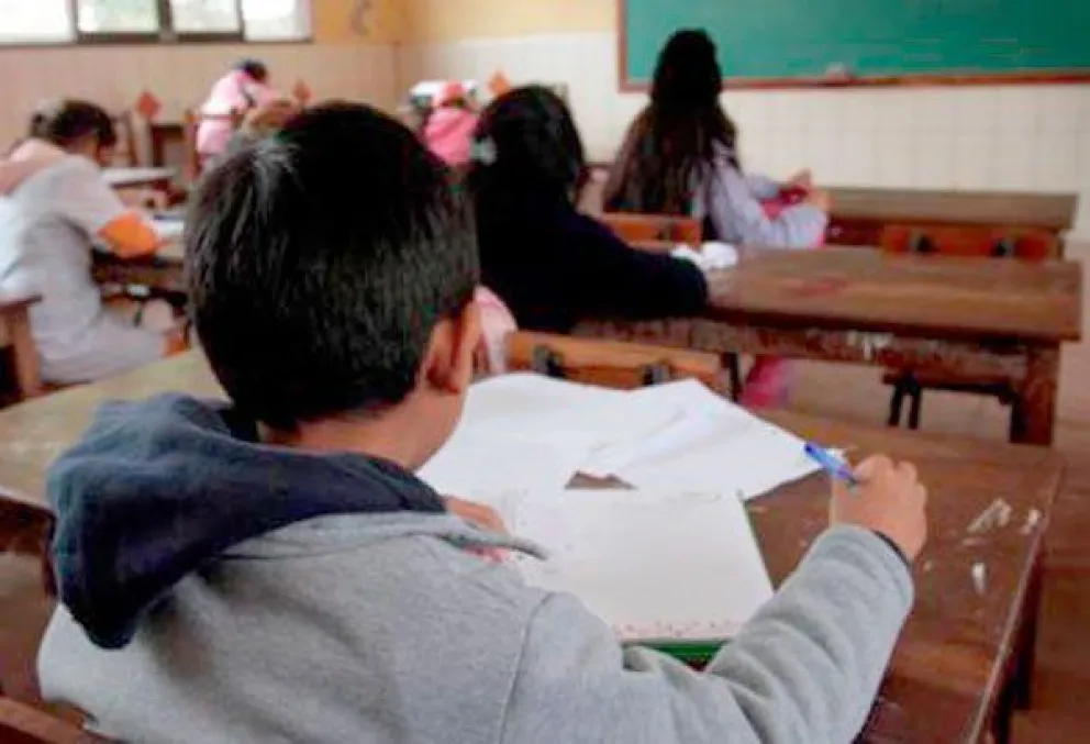 Niños pasan clases en una escuela. Foto: Archivo ABI